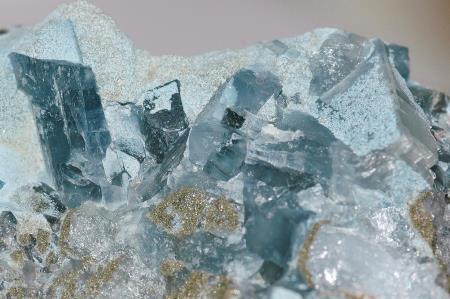 Blue willemite crystals, blue Magnesioriebeckite and gold lennilenapeite